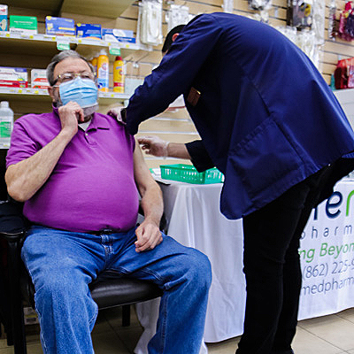 Monsieur plus âgé recevant un vaccin contre la COVID-19 booster