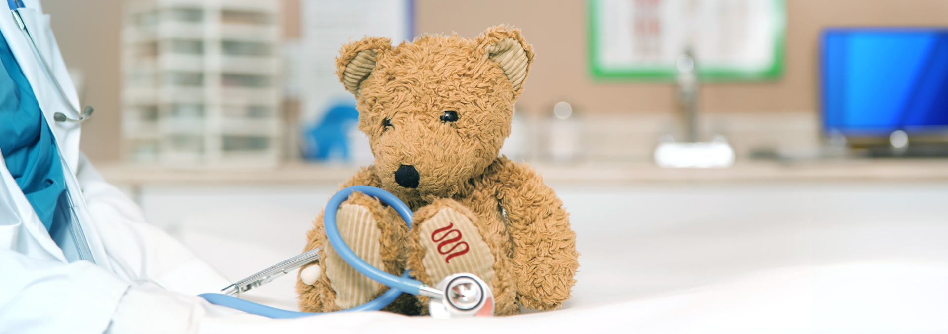 Ourson en peluche dans le bureau d'un docteur