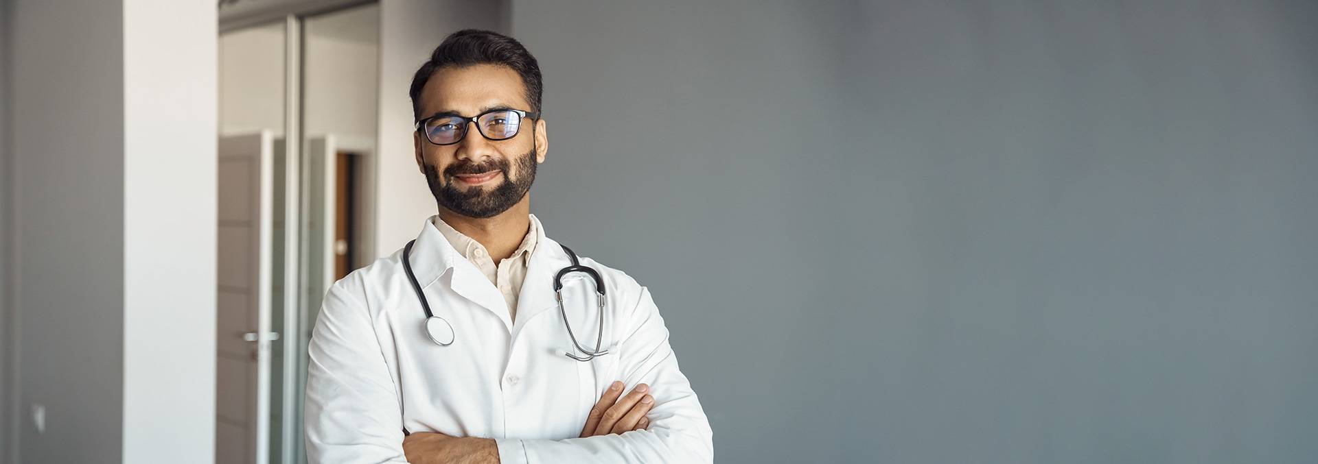 Un médecin spécialisé en MII portant une blouse.