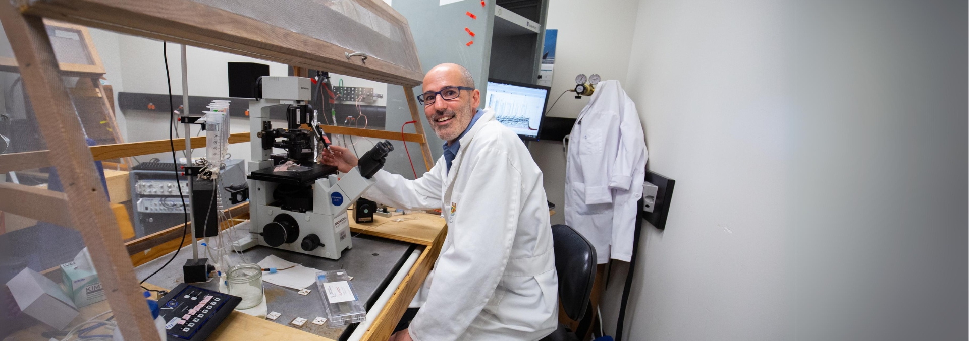 Un chercheur dans son laboratoire