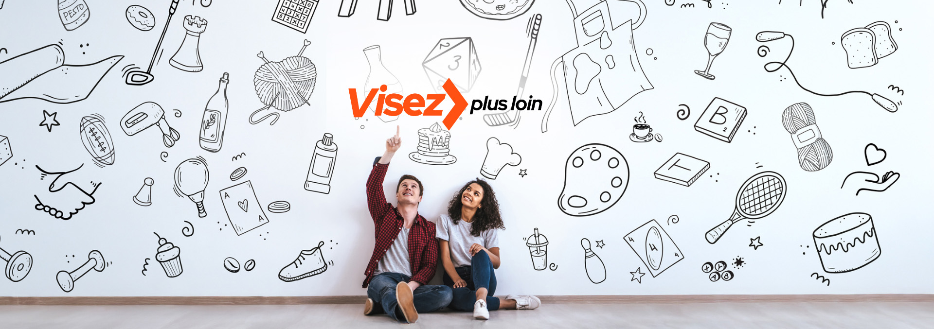 Un homme et une femme, assis, qui regardent les possibilités de collecte de fonds du programme « Visez Plus Loin ».