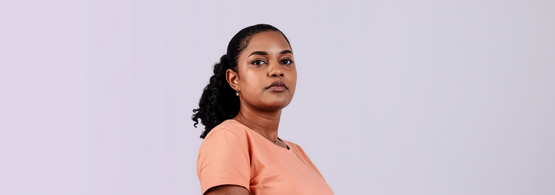 Une femme demandant au gouvernement de donner la priorité aux patients plutôt que d’adopter des politiques fondées sur l’échec d’abord.