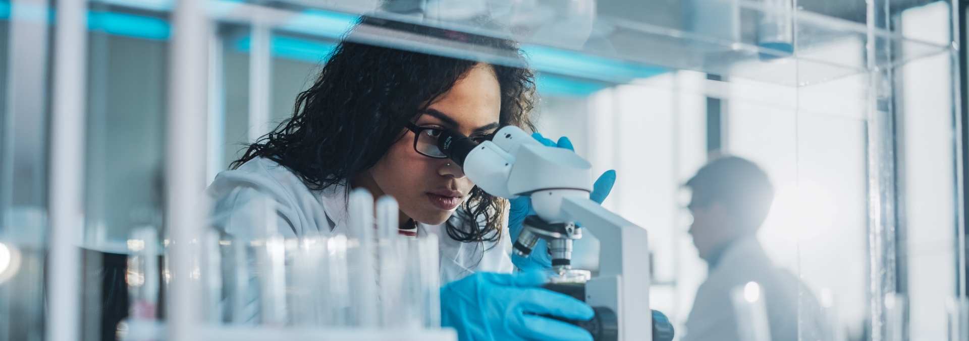 Chercheur en MII observant au microscope