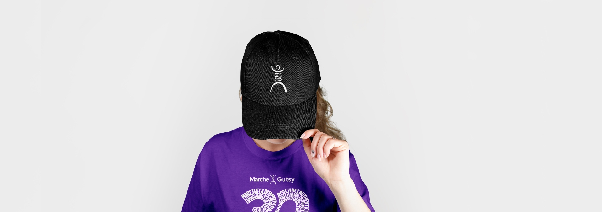 Une jeune femme portant une casquette de baseball Marche Gutsy en édition limitée