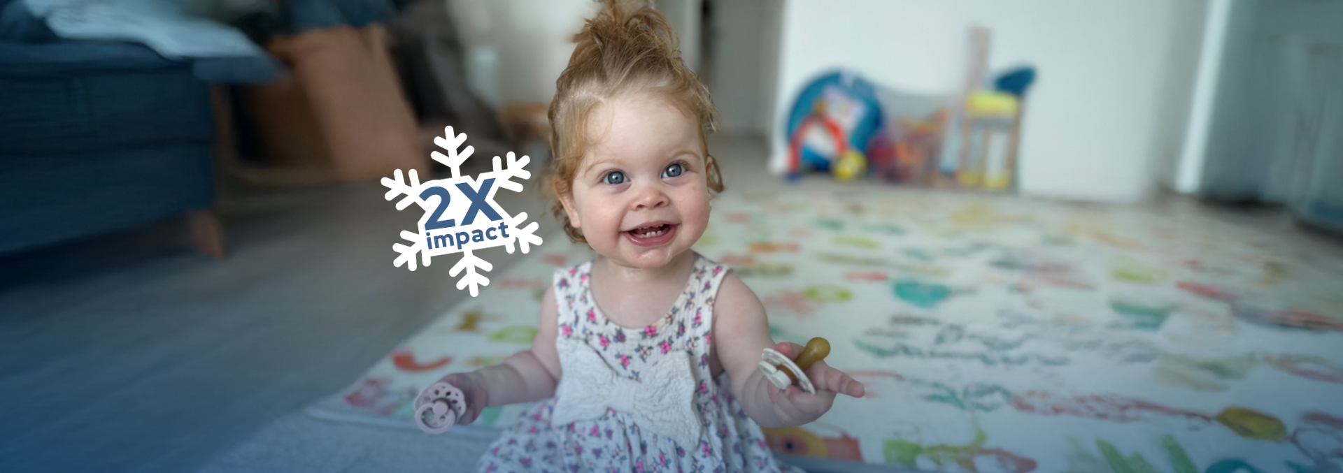 Un nourrisson (ou une petite fille) atteint d’une MII, tenant une tétine.