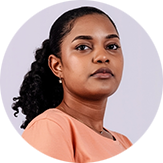 Une jeune femme frustrée par les politiques d’échec thérapeutique préalable et les maladies inflammatoires de l’intestin (MII).
