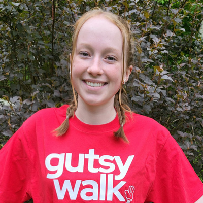 Stephanie Goodyear porte son t-shirt Gutsy Walk