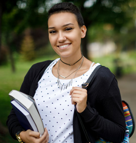  Jeune femme lisant sur les bourses d'études sur les puces sur sa tablette
