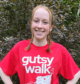 Stephanie Goodyear porte son t-shirt Gutsy Walk