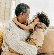 Une grand-mère et son petit-enfant