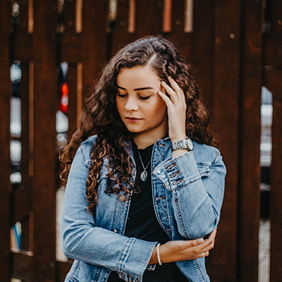  fille avec une MII éprouvant une sensation pénible