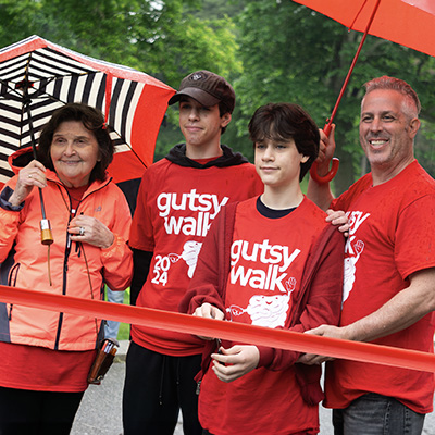 Marilyn Finkelstein, fondatrice de Gutsy Walk, avec Dan Tanenbaum et ses fils