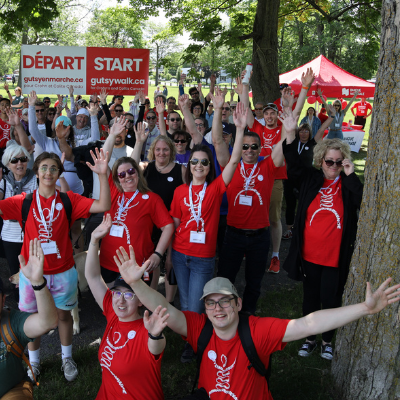 Les participants à Gutsy Walk commencent leur marche.