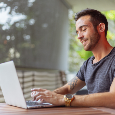 Un homme regarde un événement de soutien en ligne