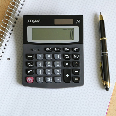 Calculatrice, carnet et stylo