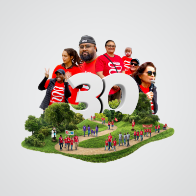 Des personnes marchant dans un parc de la Marche Gutsy