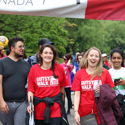 Les participants de la randonnée Gutsy en marche font montre d'un grand soutien à l'égard des Canadiens atteints de la maladie de Crohn et de la colite ulcéreuse