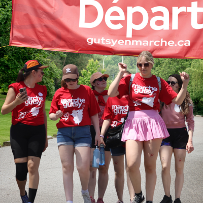 Un participant de Gutsy en Marche tenant un côlon en peluche