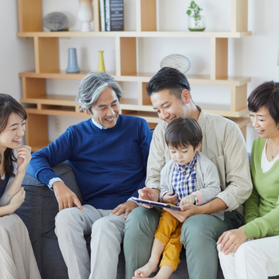 Une famille réunie autour d’un enfant tenant une tablette