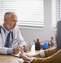 Docteur parlant à un patient