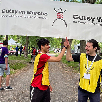 Participants Gutsy Walk avec une pancarte