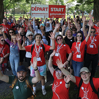 groupe de personnes applaudissant à la marche gutsy de Montréal