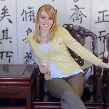 Sarah Ehler assise sur une chaise au Japon